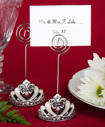 Greet your guests in royal fashion with these crown design place card photo